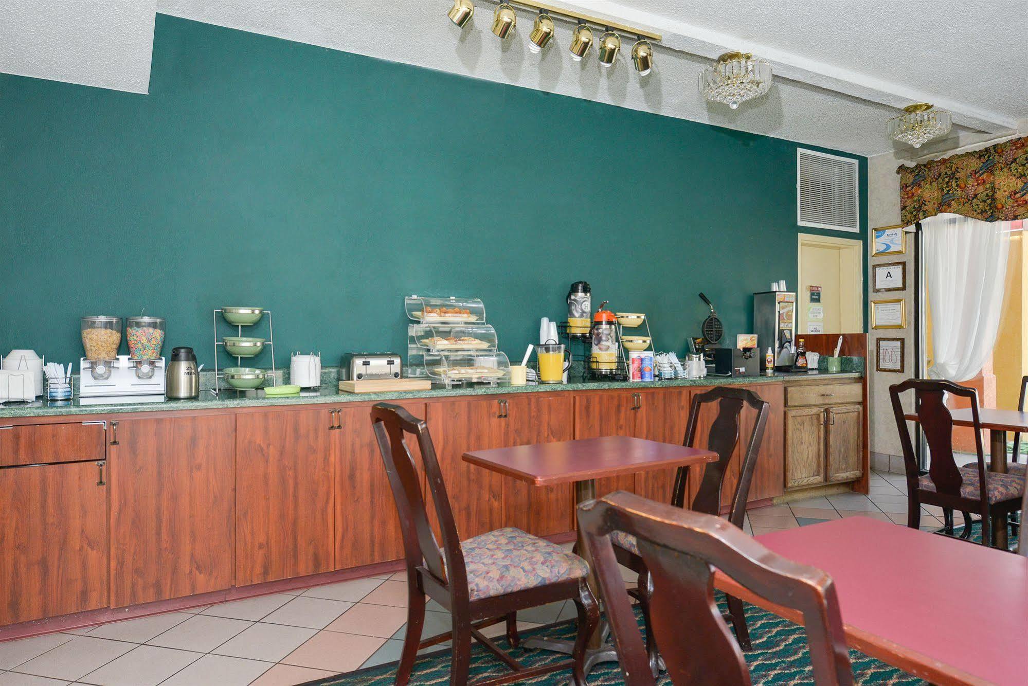 OYO Hotel Hinesville Oglethorpe Extérieur photo