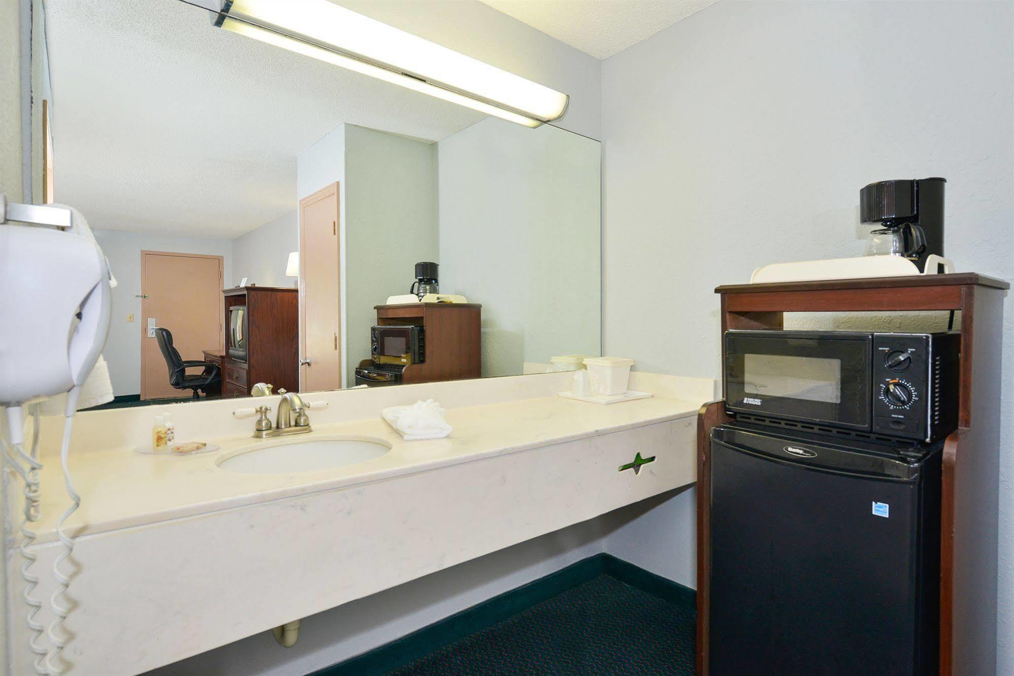 OYO Hotel Hinesville Oglethorpe Extérieur photo